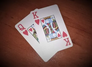 德州撲克K-Q同花手牌要怎麼玩？